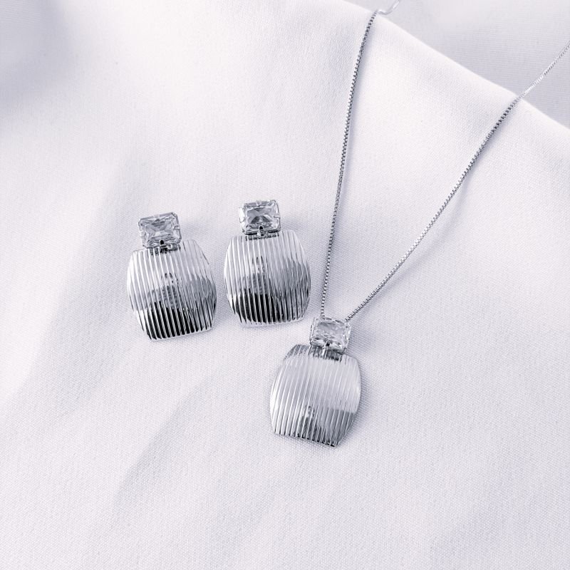 BRINCO C/ CHAPA RISCADO E BAGUETE ZIRCONIA EM OURO 18K