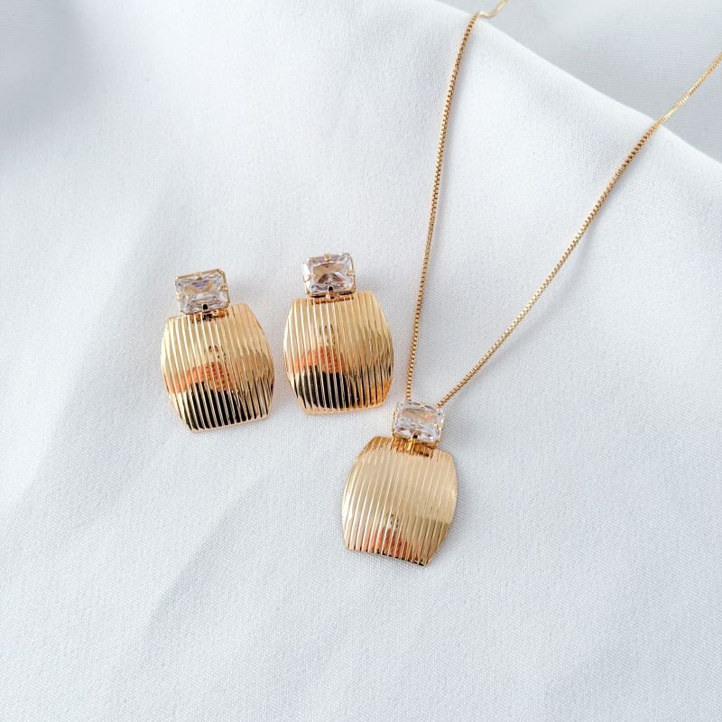 BRINCO C/ CHAPA RISCADO E BAGUETE ZIRCONIA EM OURO 18K