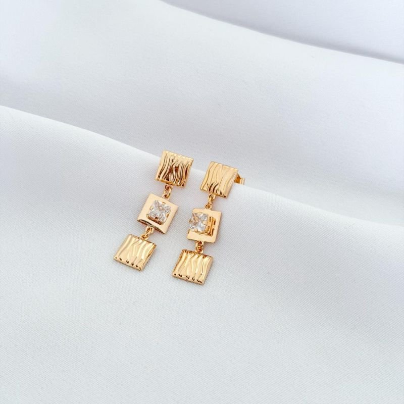 BRINCO C/ QUADRADOS TEXTURADOS E ZIRCONIA CARRE EM OURO 18K