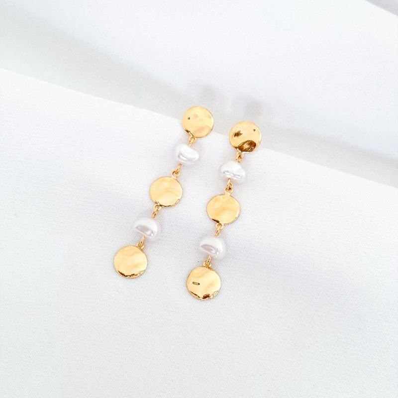 BRINCO C/ REDONDOS E PEROLAS ORGANICAS EM OURO 18K