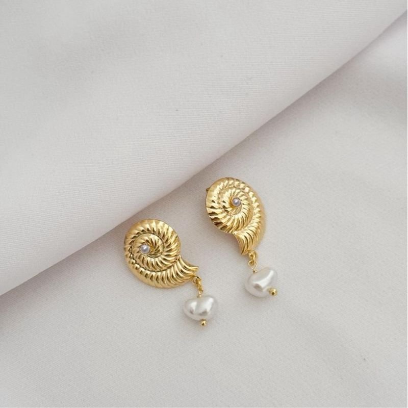 BRINCO CARACOL COM PEROLA EM OURO 18K