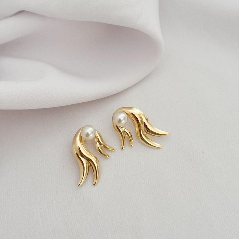 BRINCO CHAMAS COM PEROLA EM OURO 18K