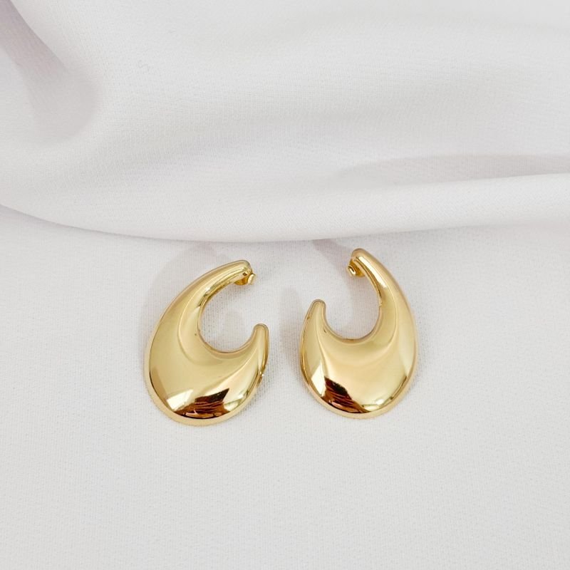 BRINCO CHAPA FORMATO J LISO EM OURO 18K