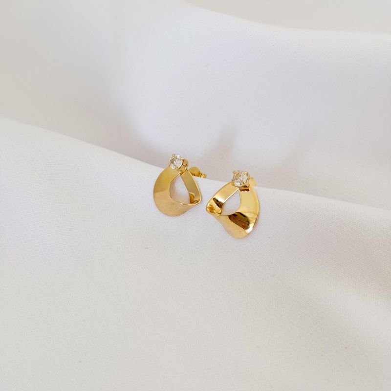 BRINCO CHAPA GOTA DOBRADA EM OURO 18K