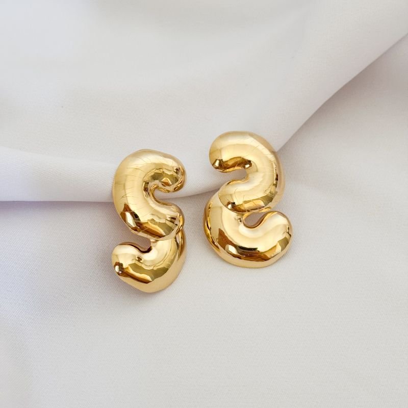 BRINCO CHAPA ONDULADA EM OURO 18K