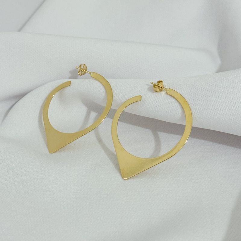 BRINCO CHAPA REDONDO COM DETALHE PONTA EM OURO 18K