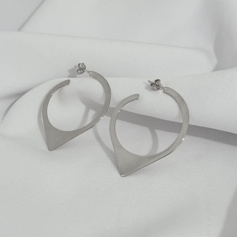 BRINCO CHAPA REDONDO COM DETALHE PONTA EM RÓDIO BRANCO