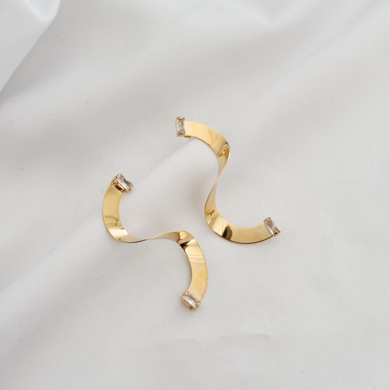 BRINCO CHAPA TORCIDA COM ZIRCONIA BAGUETE EM OURO 18K