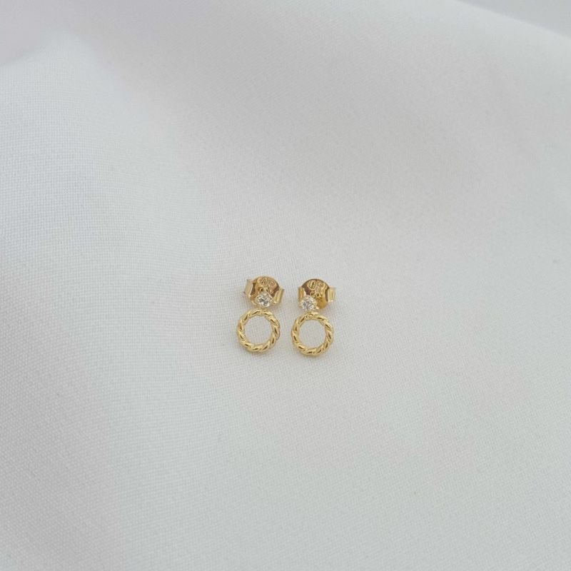 BRINCO CIRCULO TRABALHADO E ZIRCONIA EM OURO 18K