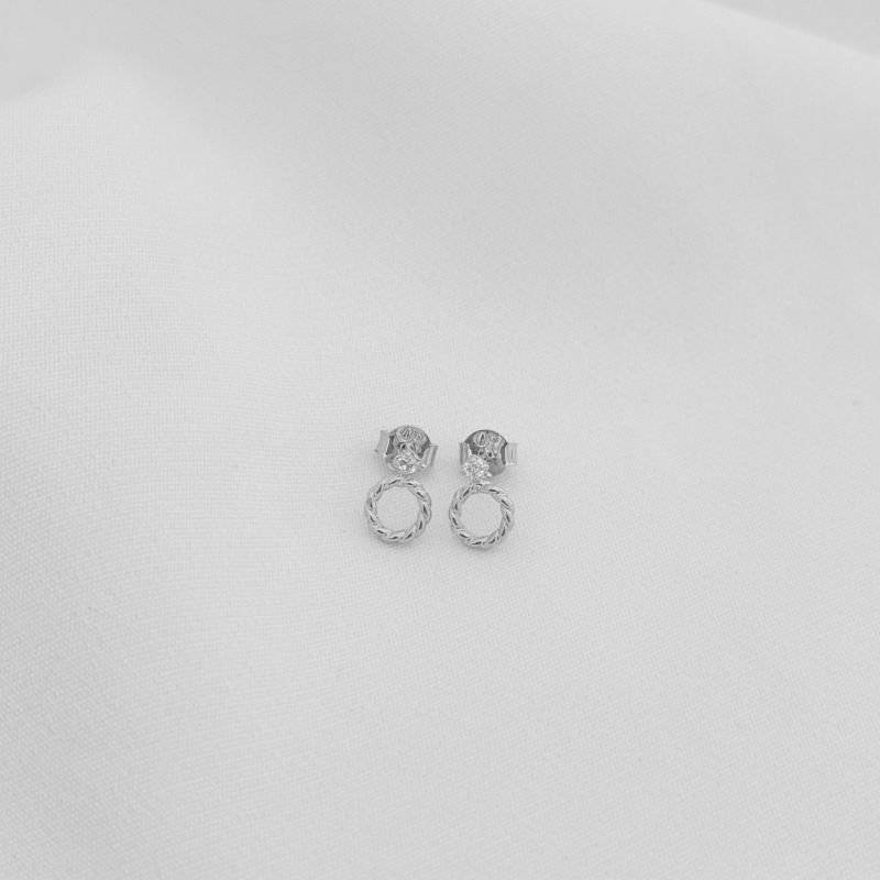 BRINCO CIRCULO TRABALHADO E ZIRCONIA EM RÓDIO BRANCO