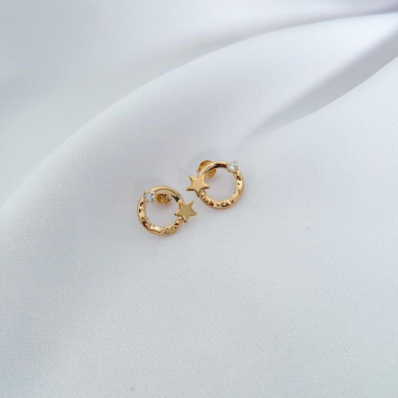 BRINCO COM ARO TRABALHADO C/ ESTRELA E ZIRCONIA EM OURO 18K