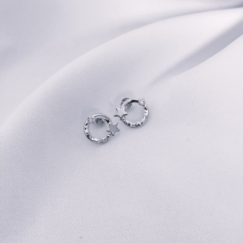 BRINCO COM ARO TRABALHADO C/ ESTRELA E ZIRCONIA EM RÓDIO BRANCO