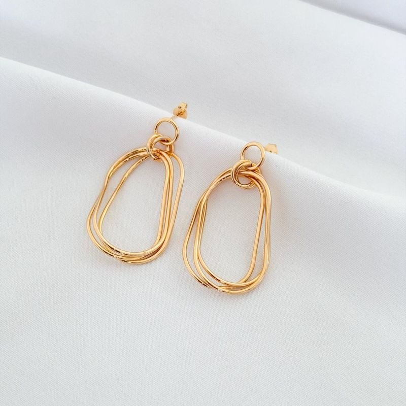 BRINCO COM AROS OVAIS ONDULADOS EM OURO 18K