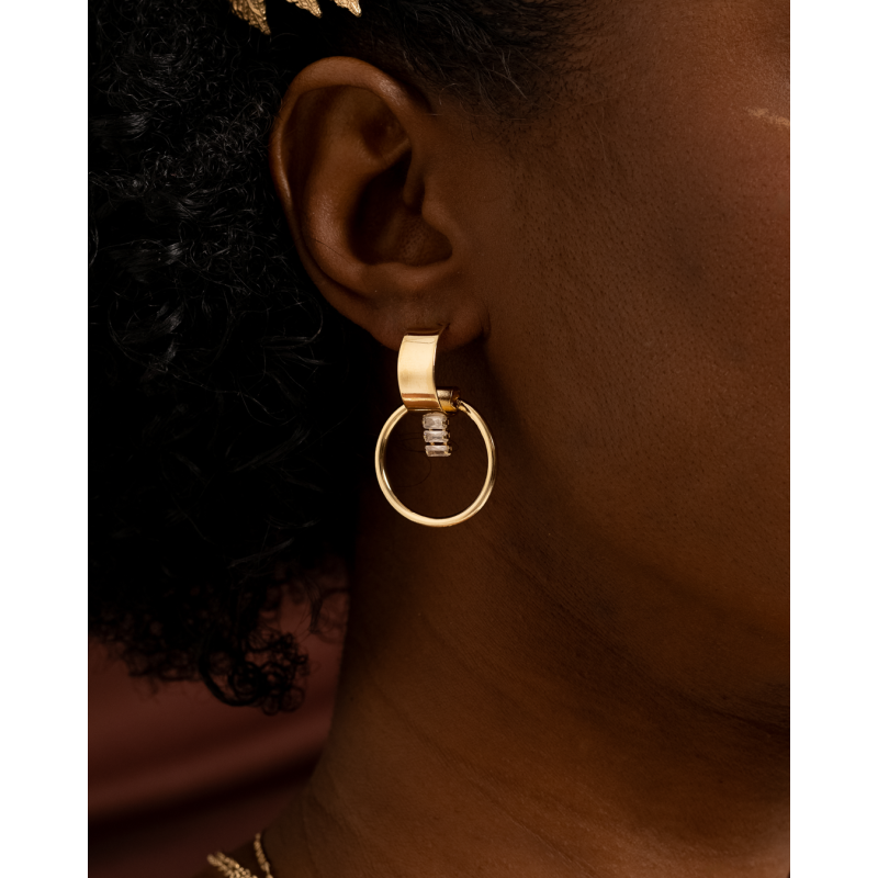 BRINCO COM ELO LISO E ZIRCONIAS BAGUETE EM OURO 18K