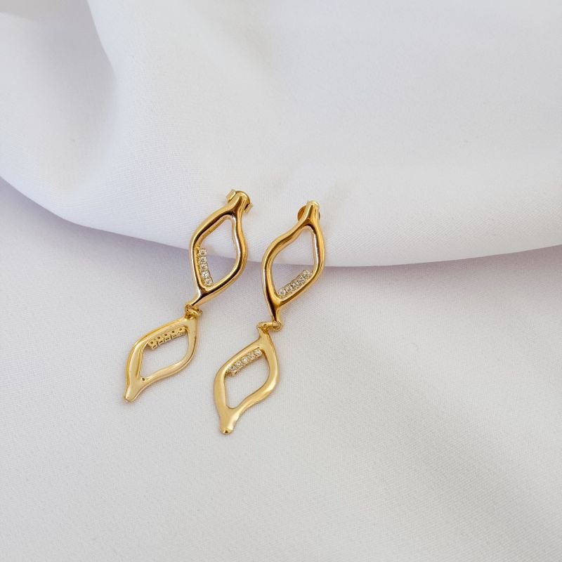 BRINCO COM FOLHAS VAZADAS E ZIRCONIA EM OURO 18K