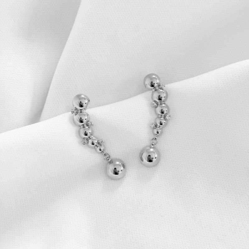 BRINCO COM MEIA BOLAS LISA E PONTOS DE LUZ EM RÓDIO BRANCO