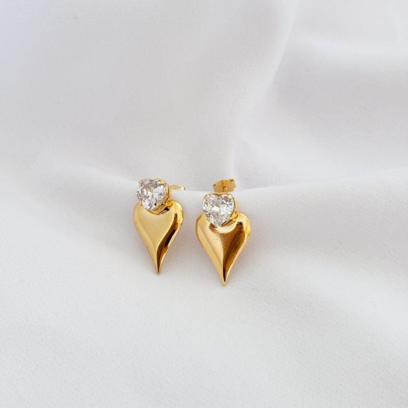 BRINCO COM PEDRA CORAÇÃO E CORAÇÃO LISO EM OURO 18K