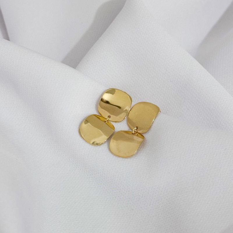 BRINCO COM QUADRADOS ONDULADOS LISOS EM OURO 18K