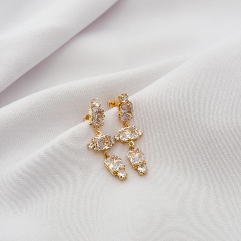 BRINCO COM ZIRCONIAS OCTAGONAIS CASCATA EM OURO 18K