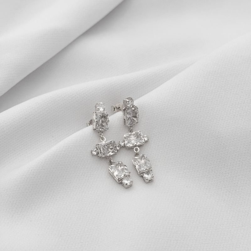 BRINCO COM ZIRCONIAS OCTAGONAIS CASCATA EM RÓDIO BRANCO