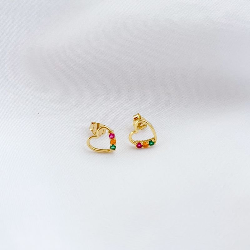 BRINCO CORAÇÃO COM PEDRINHAS COLORIDAS EM OURO 18K