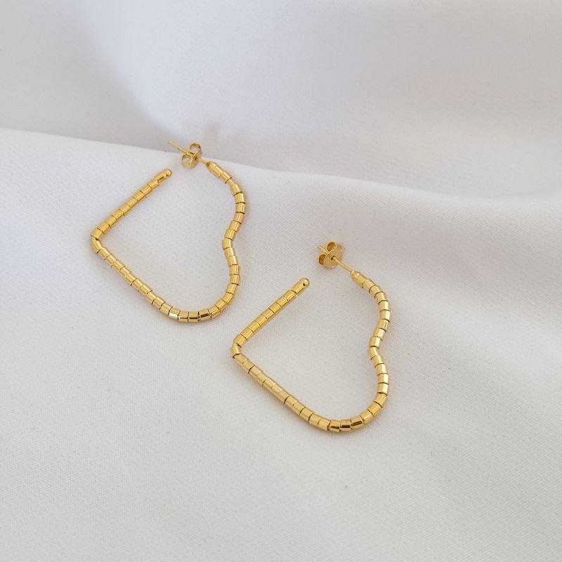 BRINCO CORAÇÃO COM TUBINHOS LISOS EM OURO 18K