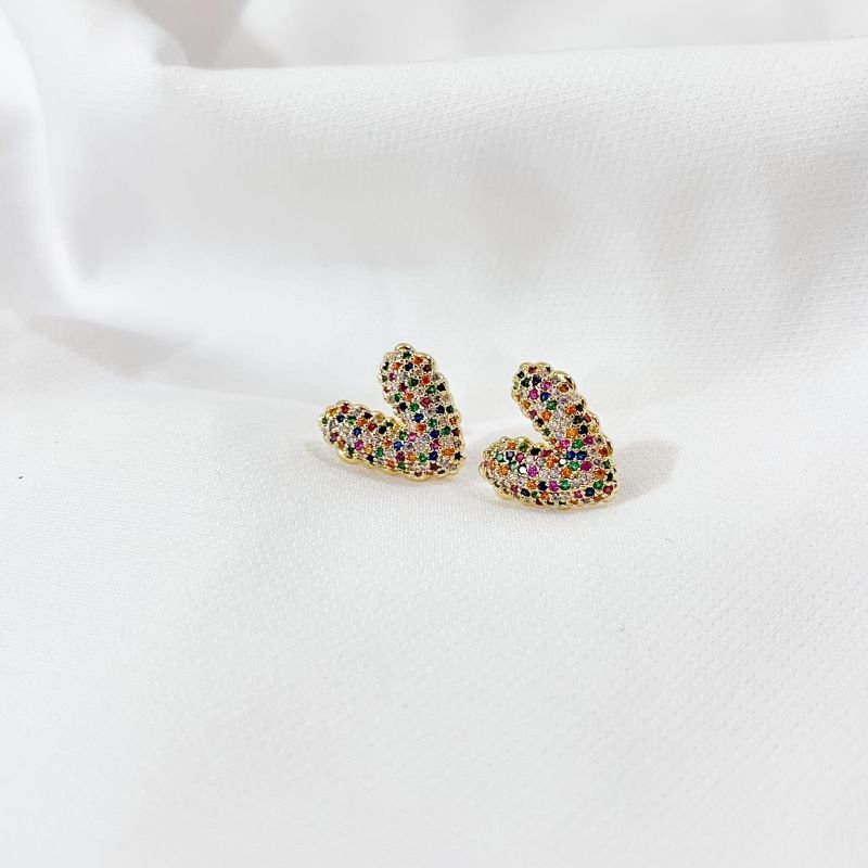 BRINCO CORAÇÃO COM ZIRCONIAS COLORIDAS EM OURO 18K