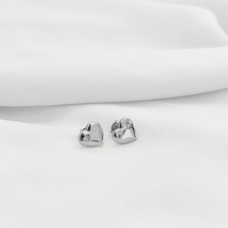 BRINCO CORAÇÃO LISO COM CORAÇÃO ZIRCONIA EM RÓDIO BRANCO