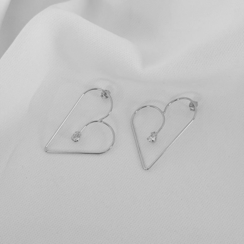 BRINCO CORAÇÃO TORTO DE FIO EM OURO 18K