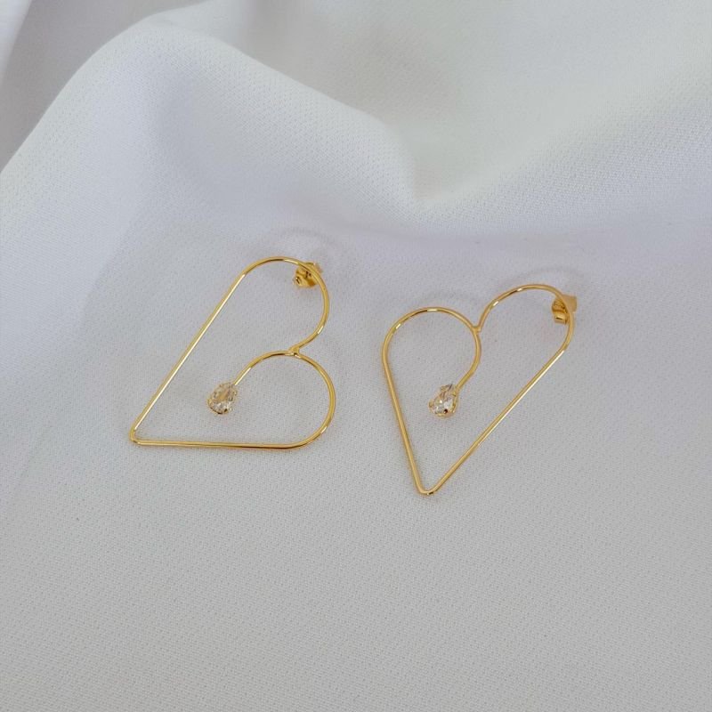 BRINCO CORAÇÃO TORTO DE FIO EM OURO 18K