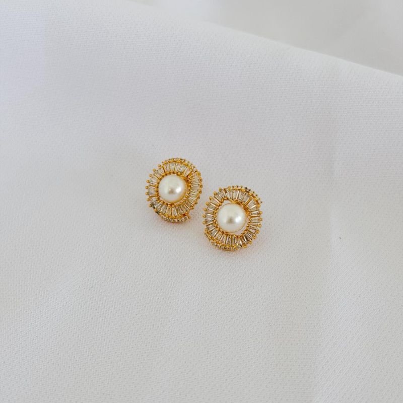 BRINCO CRAVEJADO BAGUETES COM PEROLA CENTRAL EM OURO 18K