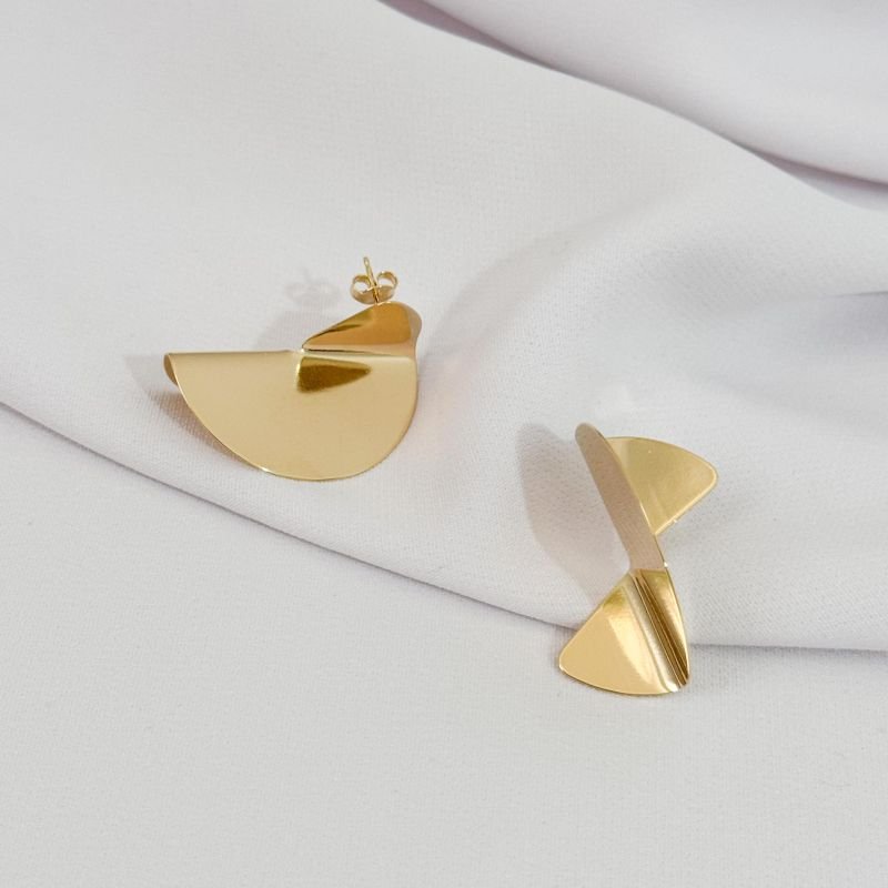 BRINCO DOBRADO PEQUENO EM CHAPA EM OURO 18K