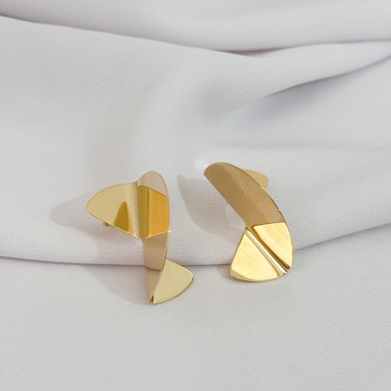 BRINCO DOBRADO PEQUENO EM CHAPA EM OURO 18K