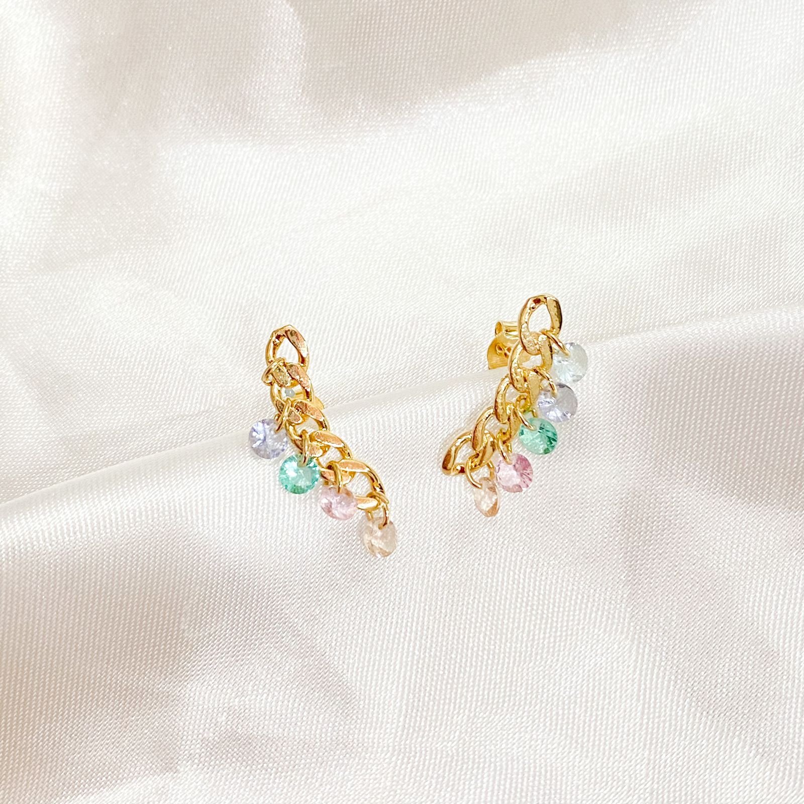 BRINCO EARCUFF CORRENTE COM PEDRINHAS COLORIDAS