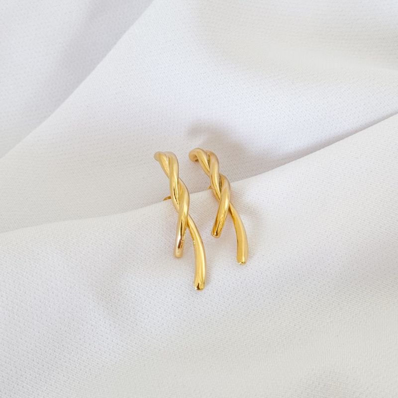 BRINCO EARHOOK FIO ENTRELAÇADO EM OURO 18K