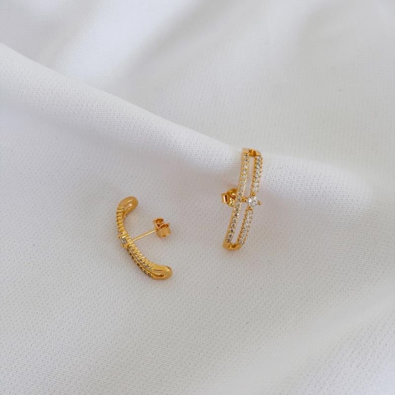 BRINCO EARHOOK PARALELO CRAVEJADO EM OURO 18K