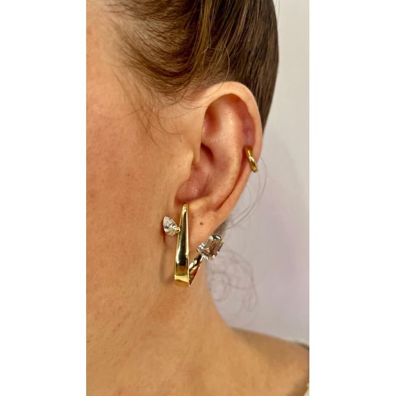 BRINCO EM J COM ZIRCONIAS EM OURO 18K