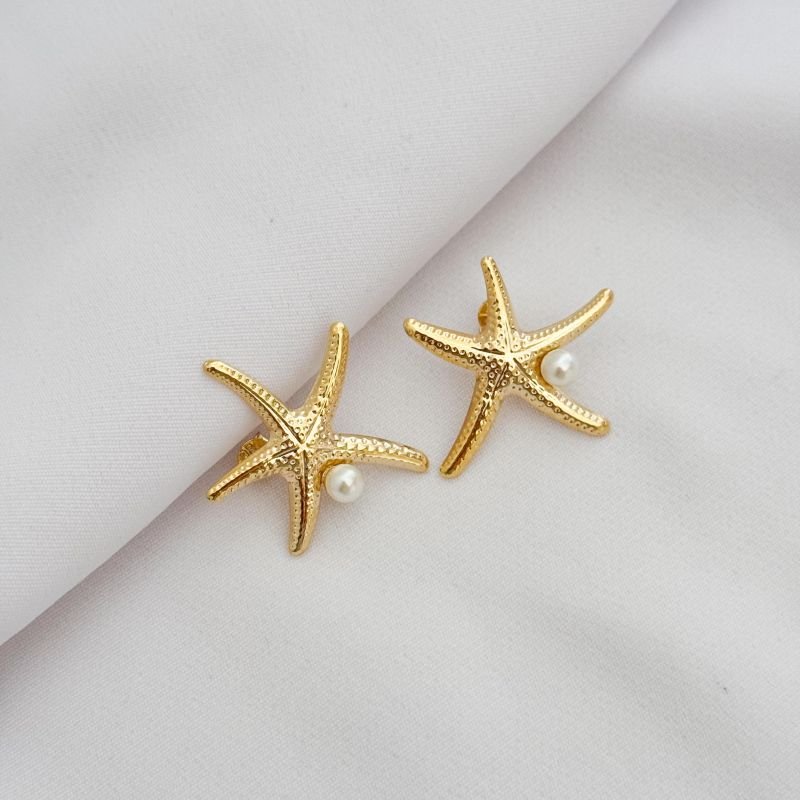 BRINCO ESTRELA DO MAR COM PEROLA EM OURO 18K