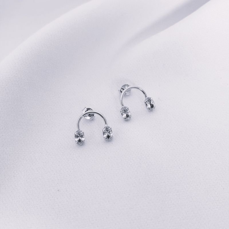 BRINCO FIO C/ 2 ZIRCONIAS OVAIS EM RÓDIO BRANCO