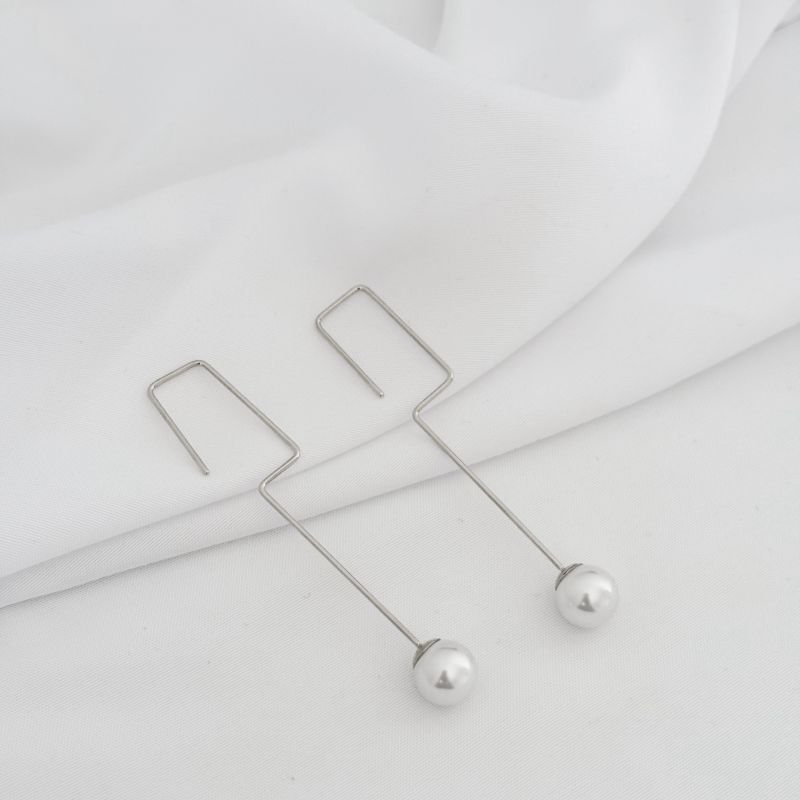 BRINCO FIO FORMATO P COM PEROLA EM RÓDIO BRANCO