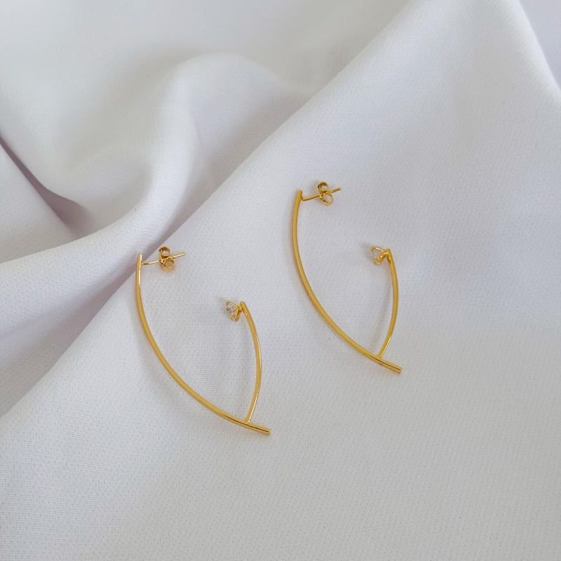 BRINCO FIO NAVETE COM PONTO DE LUZ EM OURO 18K