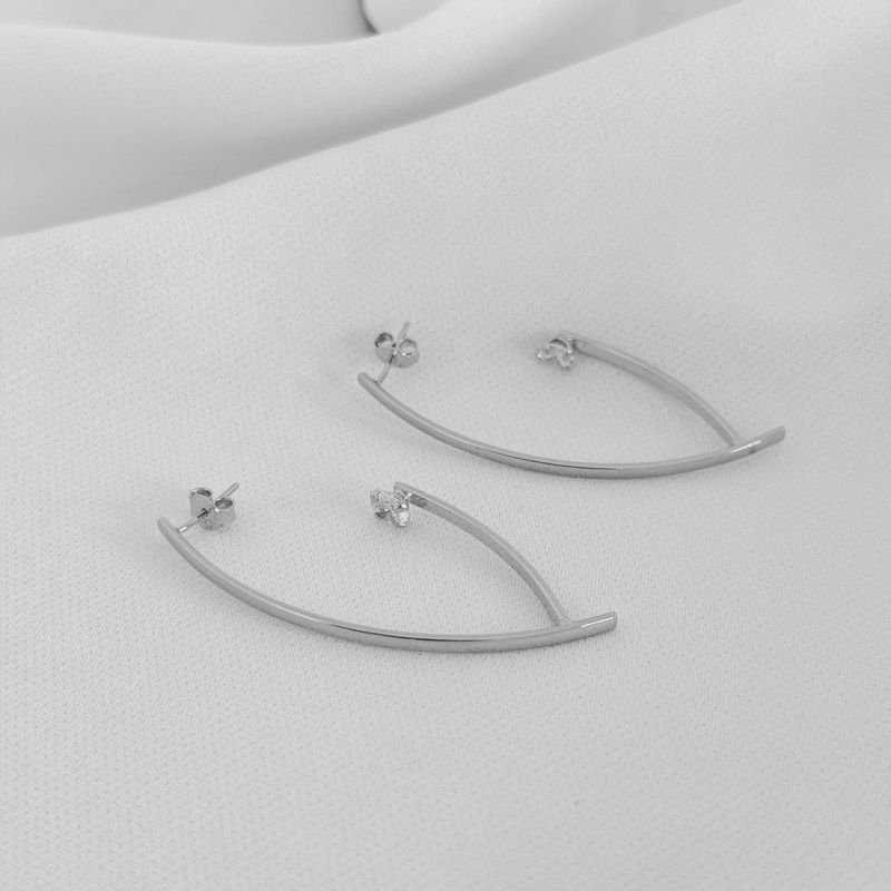 BRINCO FIO NAVETE COM PONTO DE LUZ EM RÓDIO BRANCO