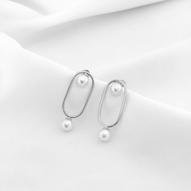 BRINCO FIO OVAL COM PEROLAS EM RÓDIO BRANCO