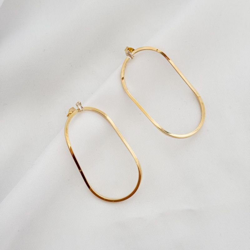 BRINCO FIO OVAL VIRADO COM ZIRCONIA BAGUETE EM OURO 18K