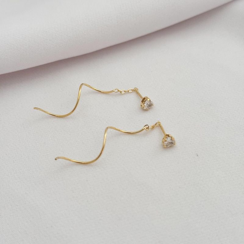 BRINCO FIO PASSANTE COM CORAÇÃO ZIRCONIA EM OURO 18K