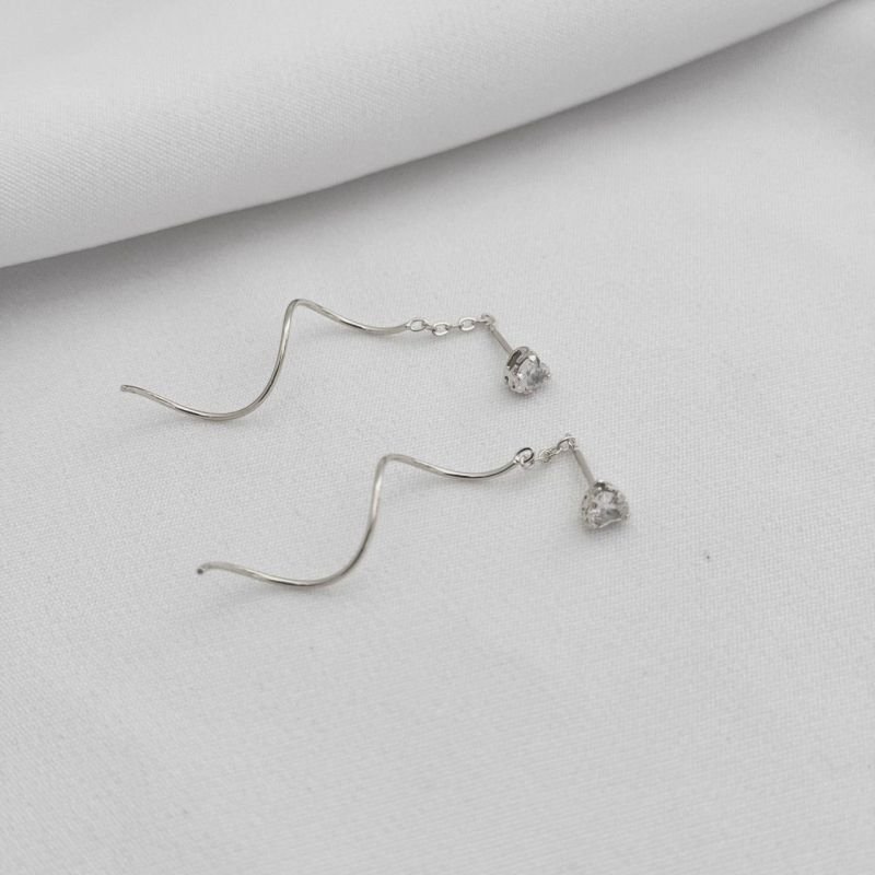 BRINCO FIO PASSANTE COM CORAÇÃO ZIRCONIA EM RÓDIO BRANCO