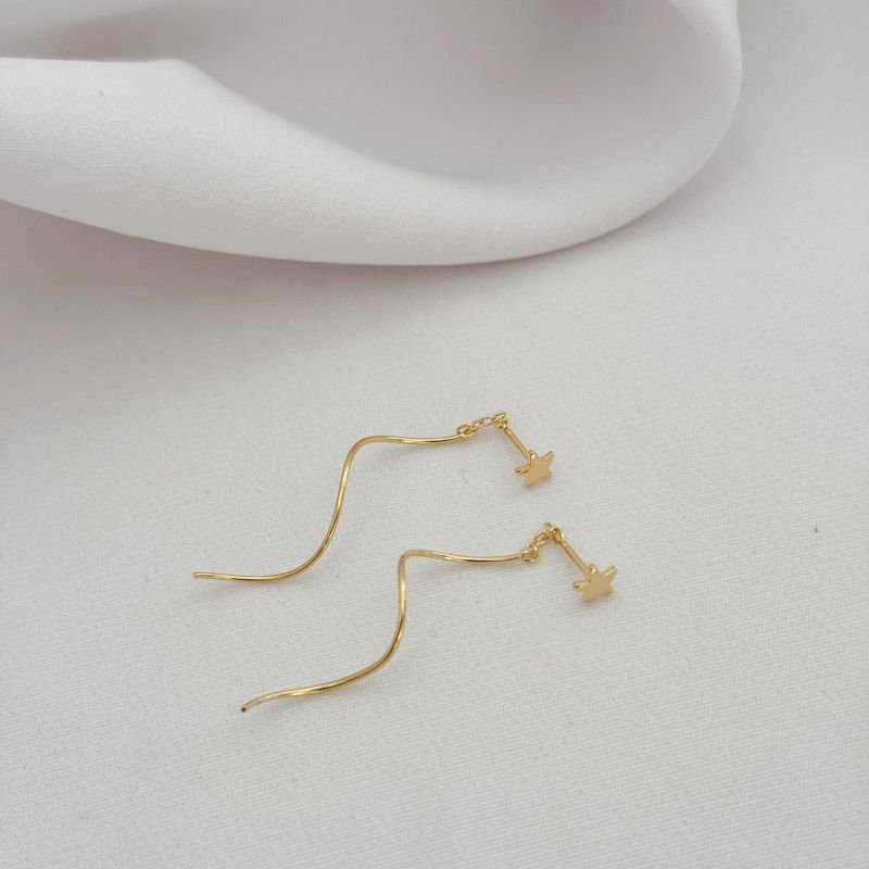 BRINCO FIO PASSANTE COM ESTRELA CHAPA EM OURO 18K