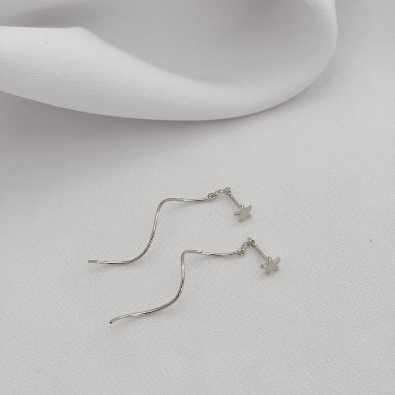 BRINCO FIO PASSANTE COM ESTRELA CHAPA EM RÓDIO BRANCO