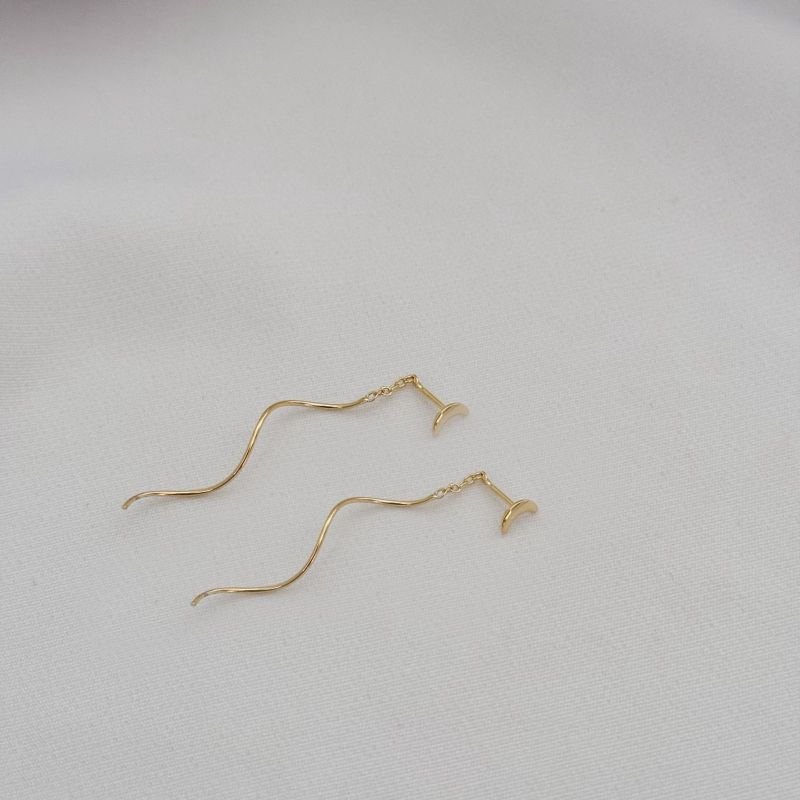 BRINCO FIO PASSANTE COM LUA EM OURO 18K