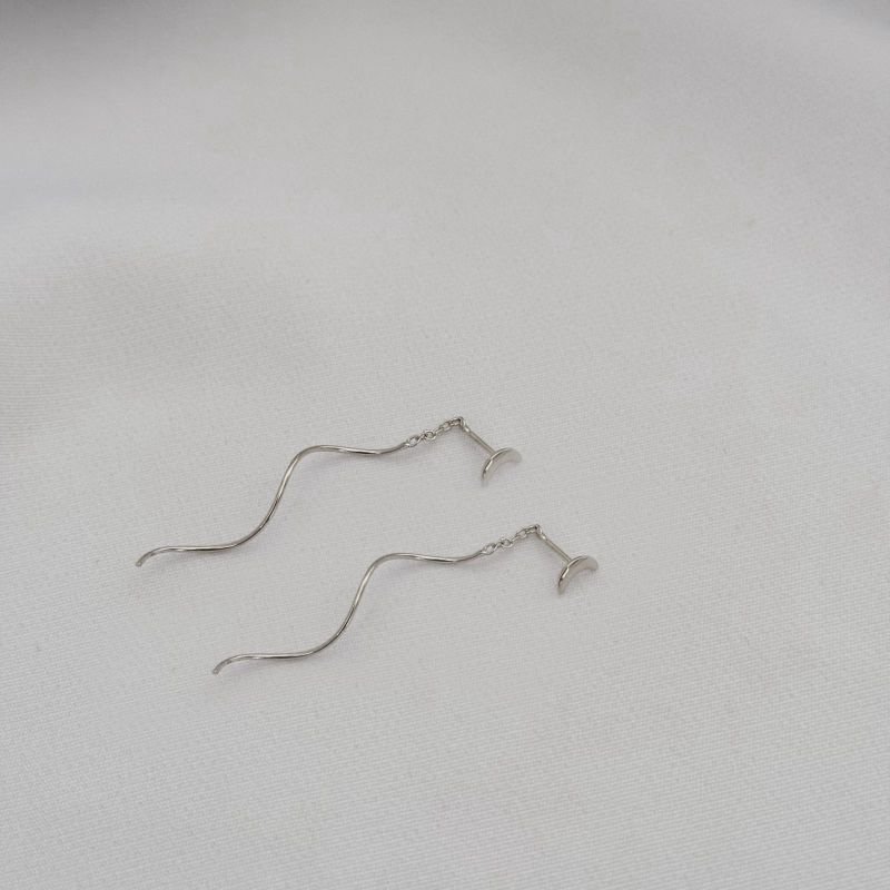 BRINCO FIO PASSANTE COM LUA EM RÓDIO BRANCO